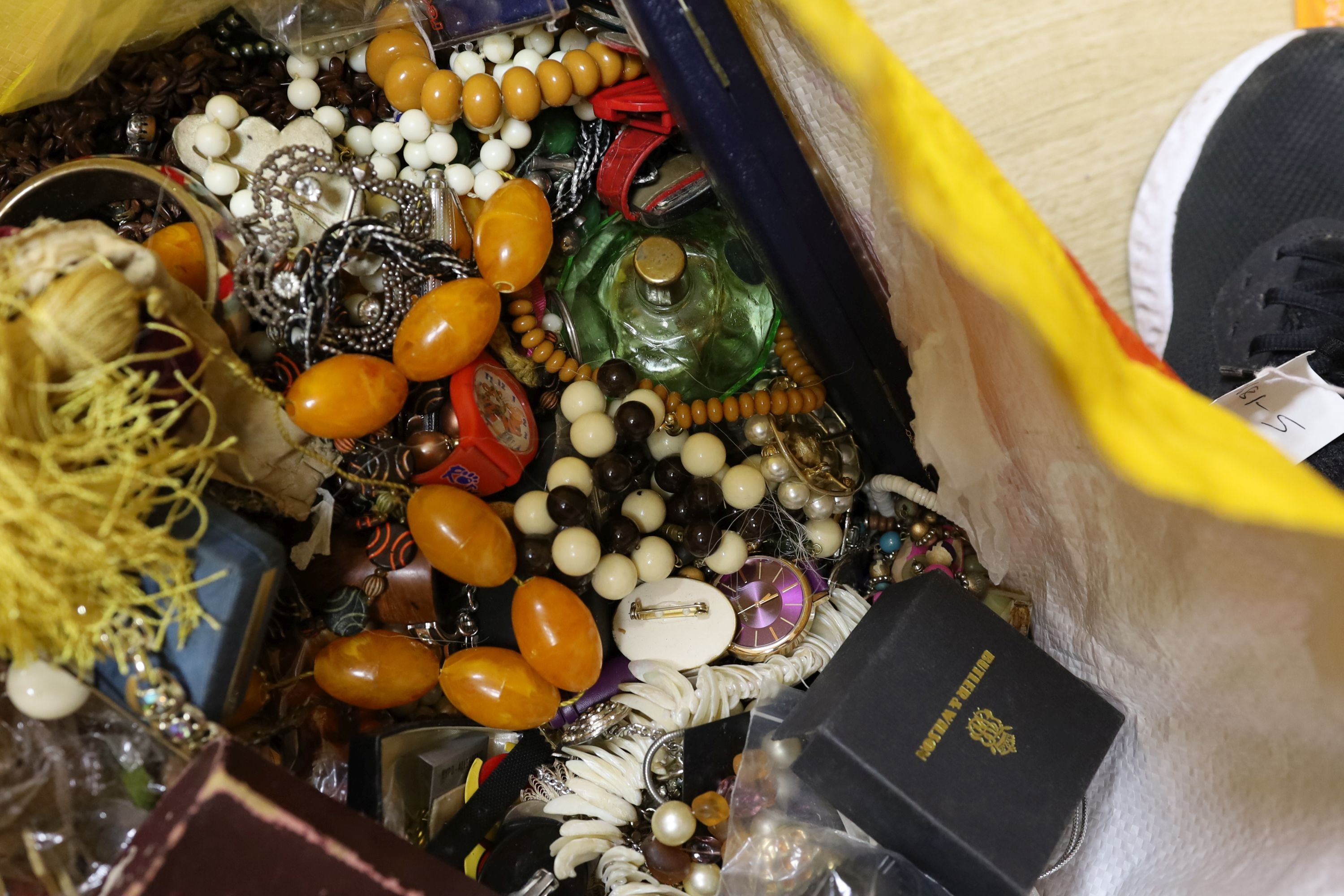 A large quantity of mainly assorted costume jewellery etc. including glass, ceramics and watches.